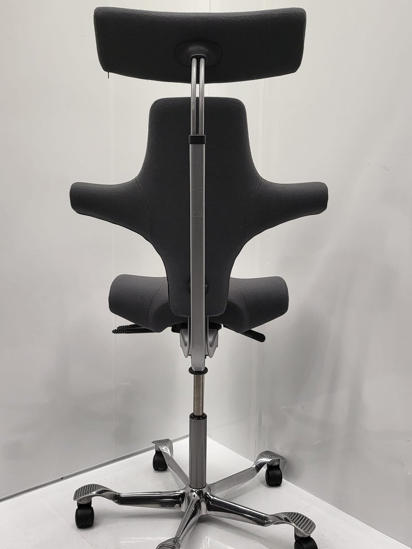 Håg Capisco 8107 kontorstol med nakkestøtte og fotstøtte