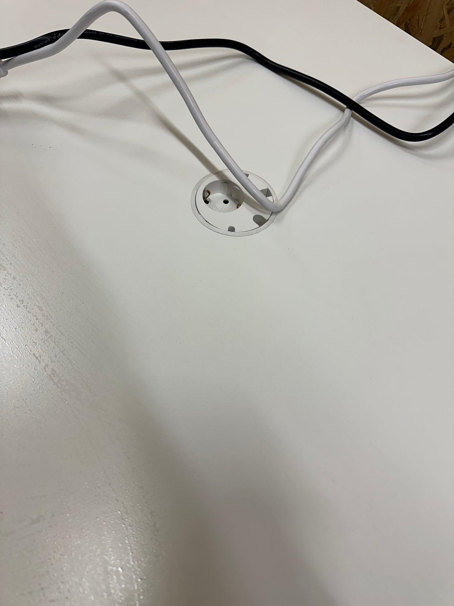 Skrivebord med stikkontakt og kjøreledning