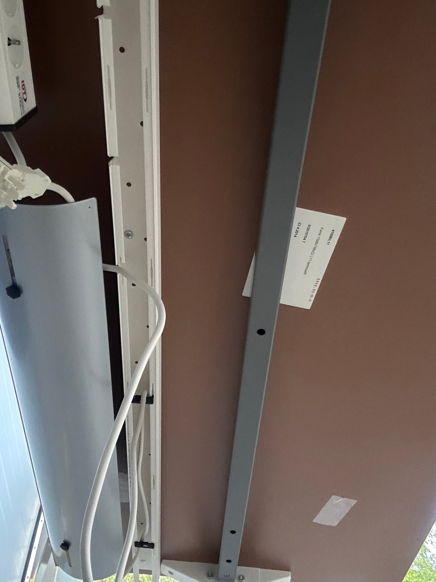 Skrivebord/ kontorpult med kabelholder