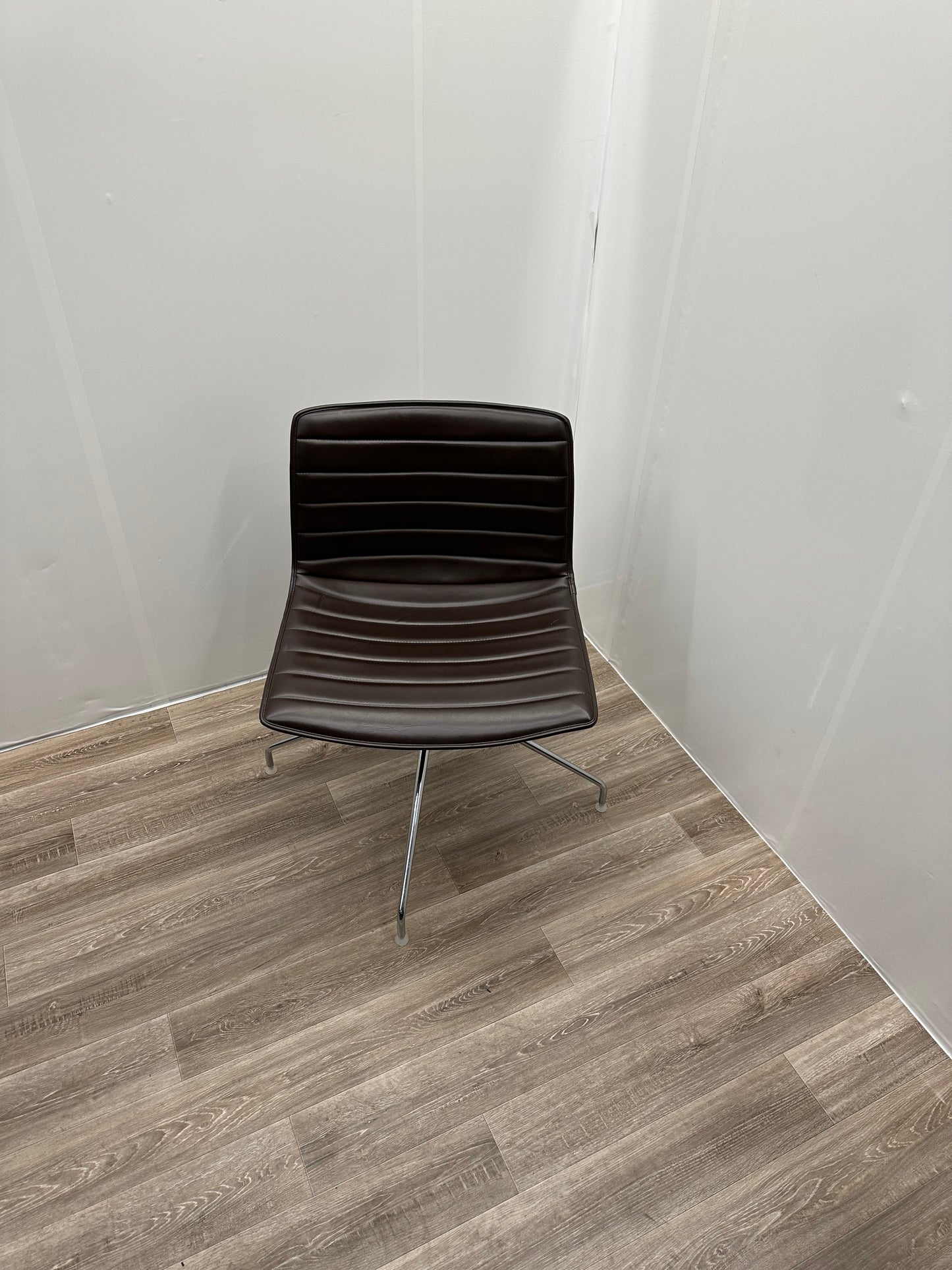 Arper Catifa 53 Designstol i brunn skinn