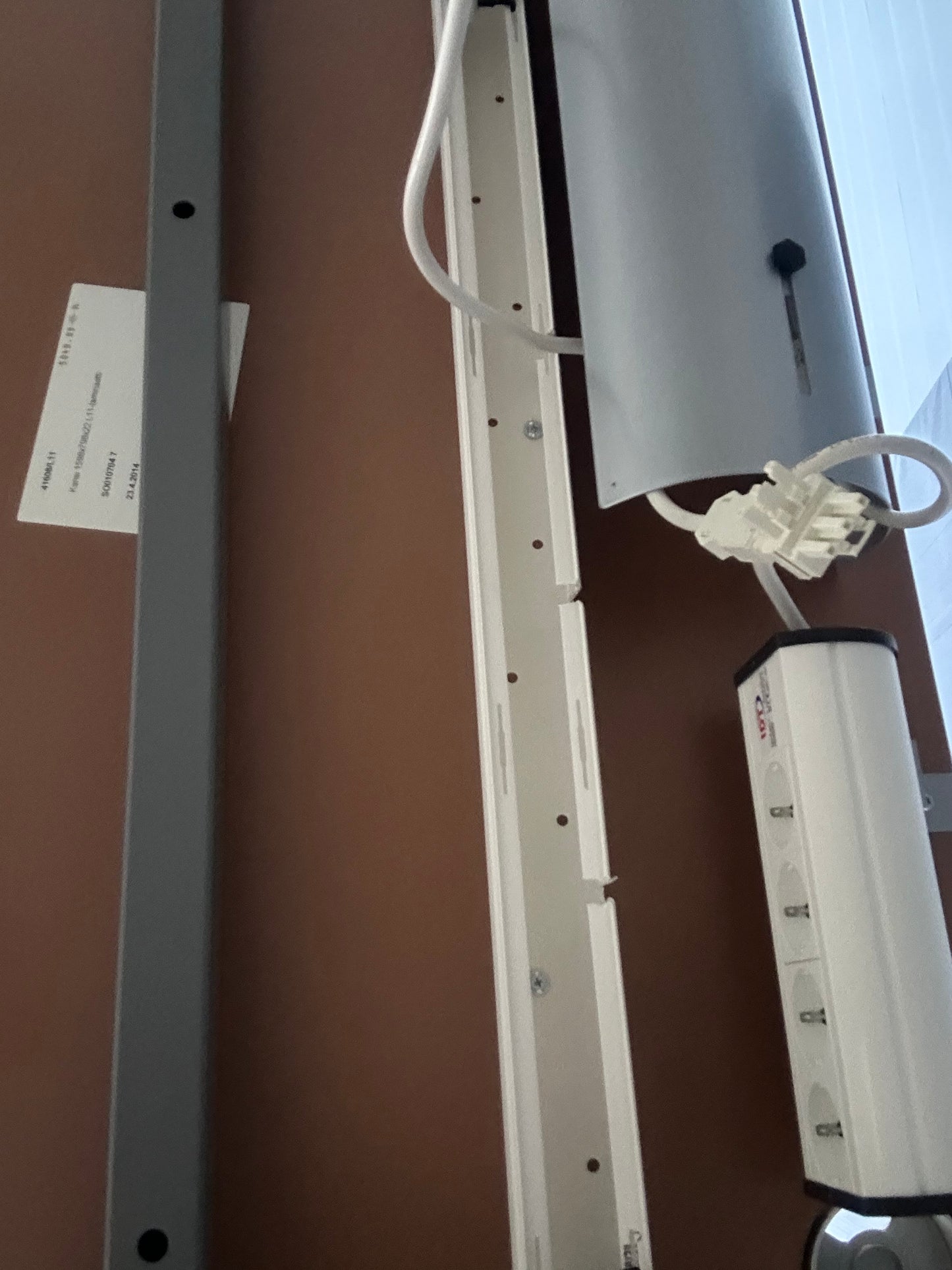 Skrivebord/ kontorpult med kabelholder