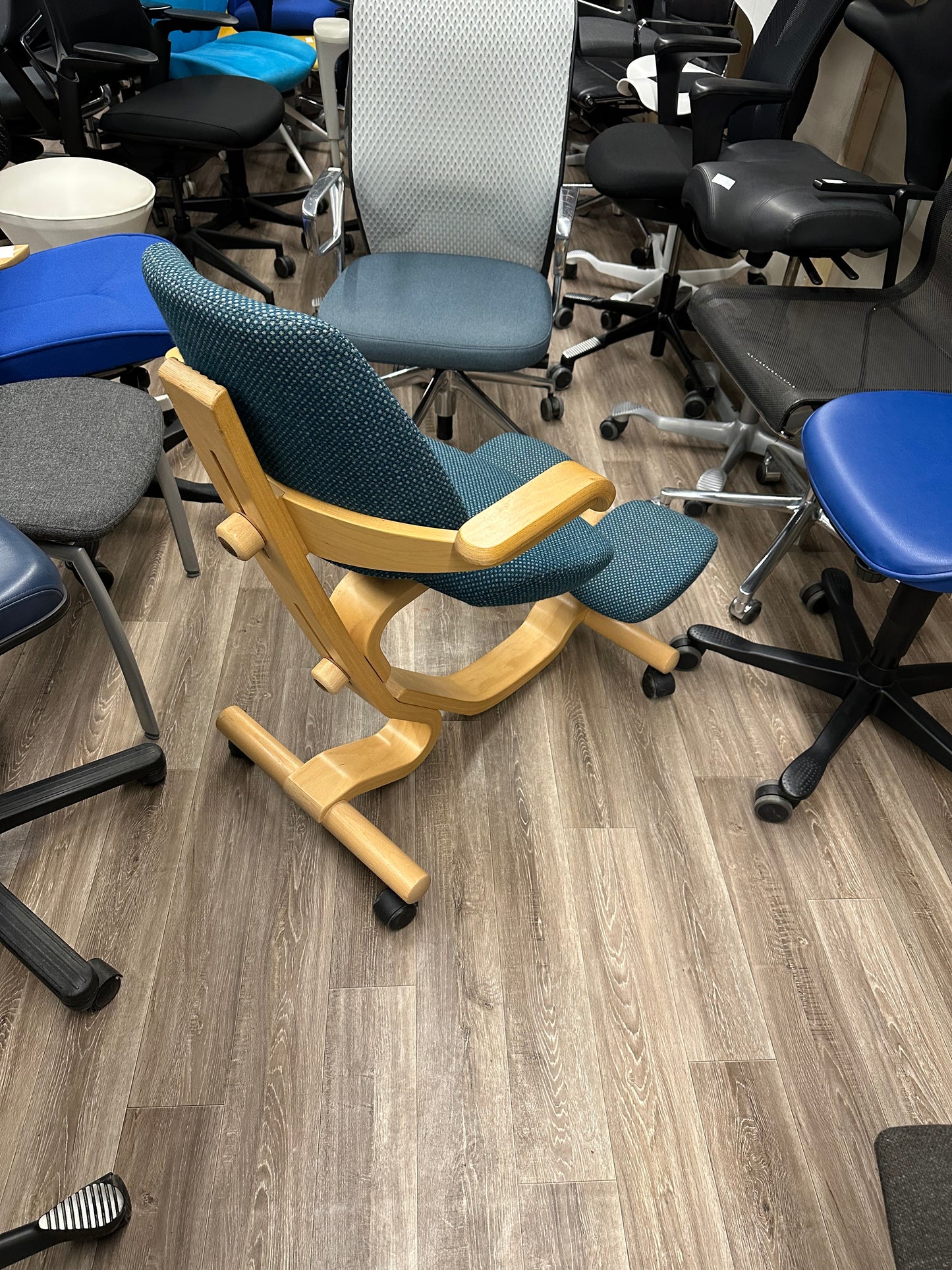 Balansestol med rygg og hjul