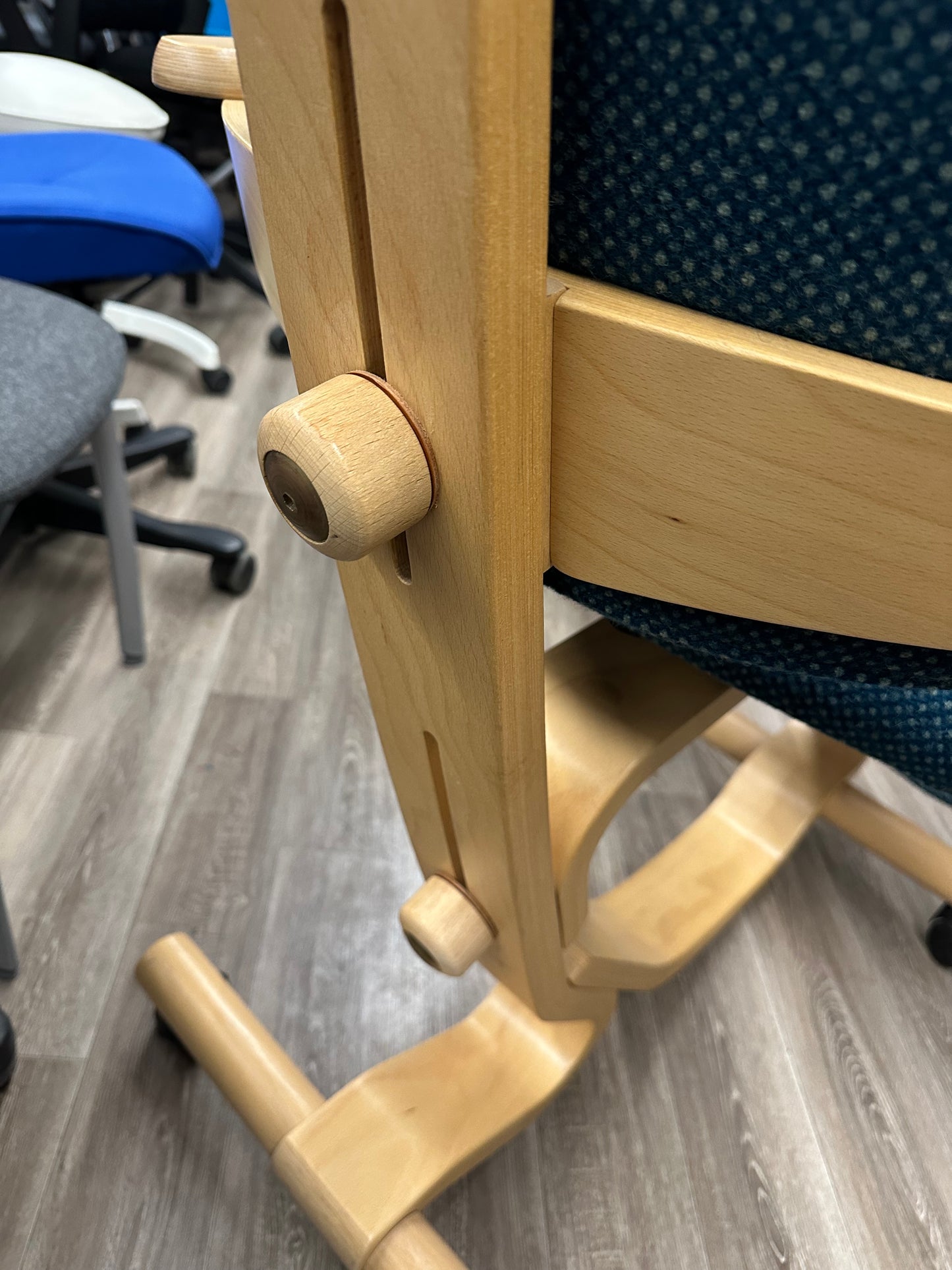 Balansestol med rygg og hjul