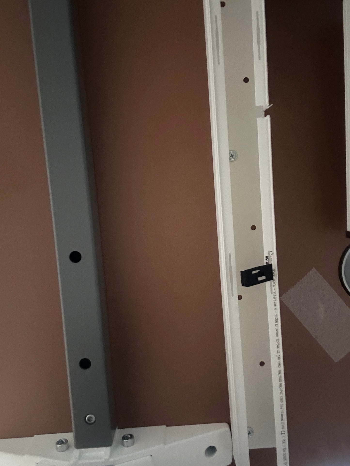 Skrivebord/ kontorpult med kabelholder