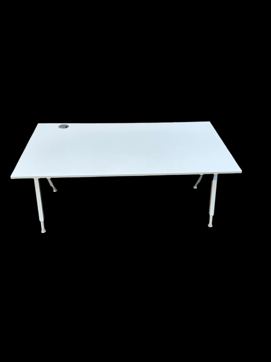 Skrivebord/ kontorpult med kabelholder