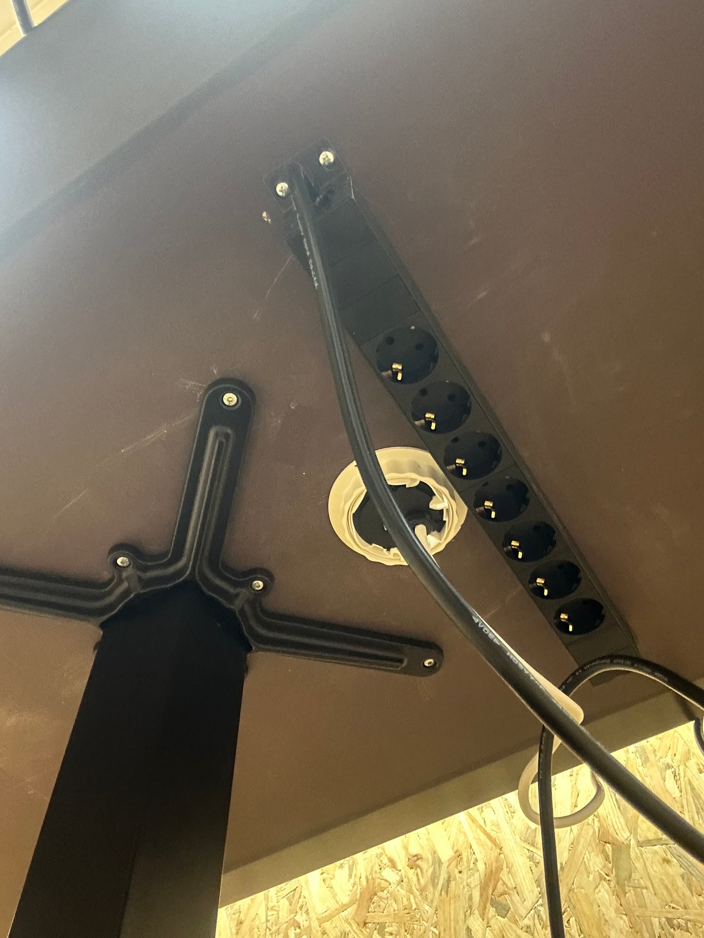 Skrivebord med stikkontakt og kjøreledning