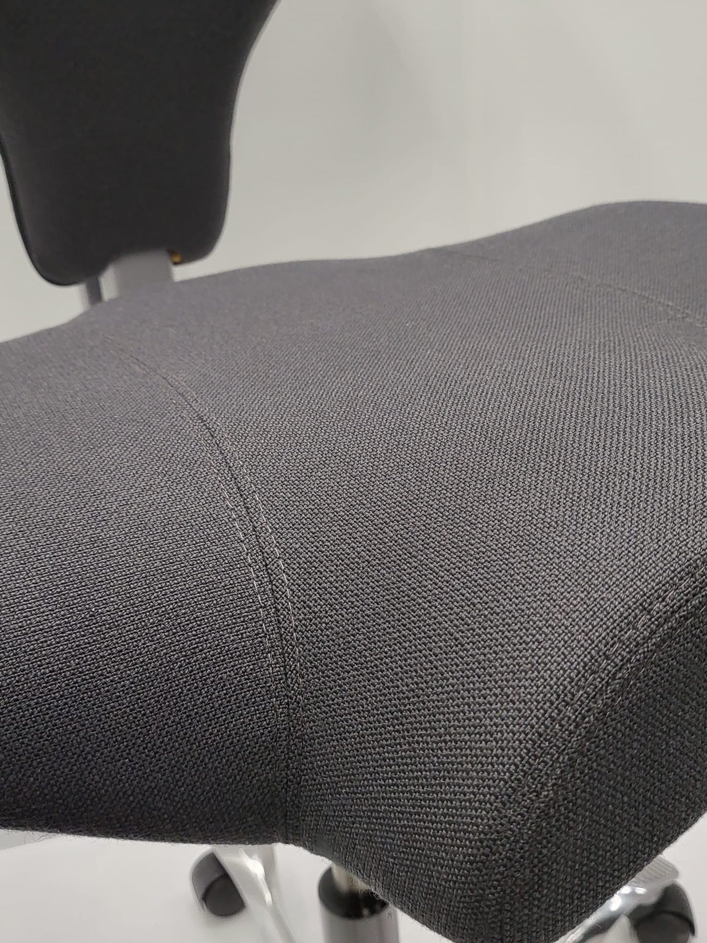 Håg Capisco 8107 kontorstol med nakkestøtte og fotstøtte