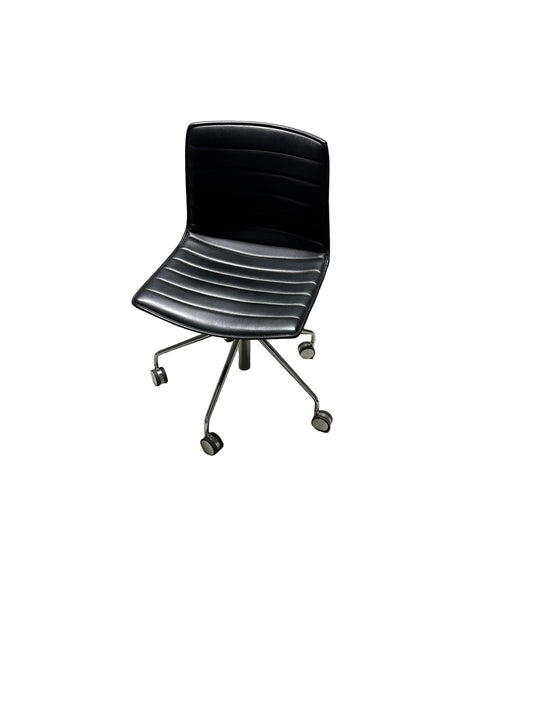 Arper Catifa med hjul og hev senk funksjonen