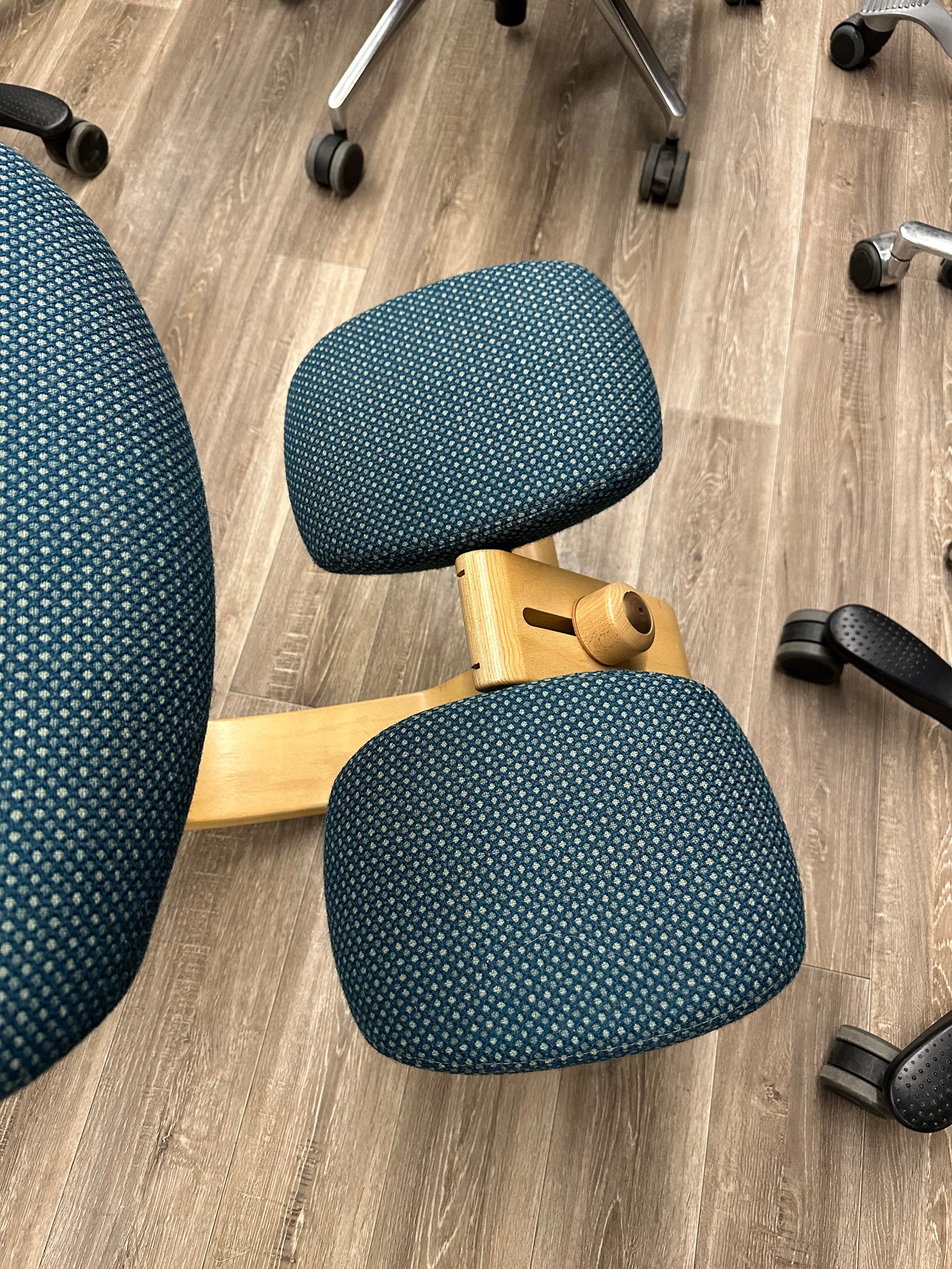 Balansestol med rygg og hjul