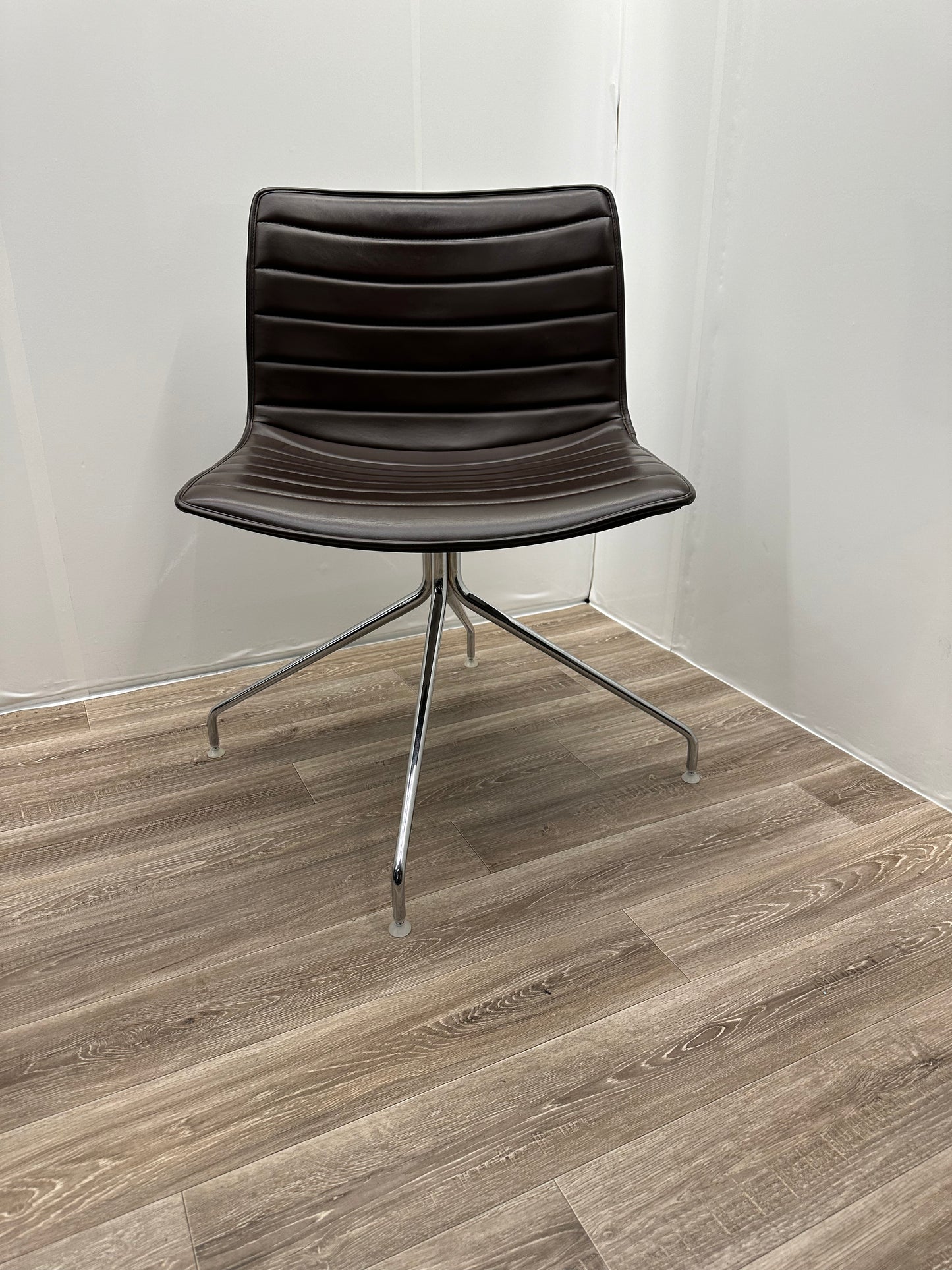 Arper Catifa 53 Designstol i brunn skinn