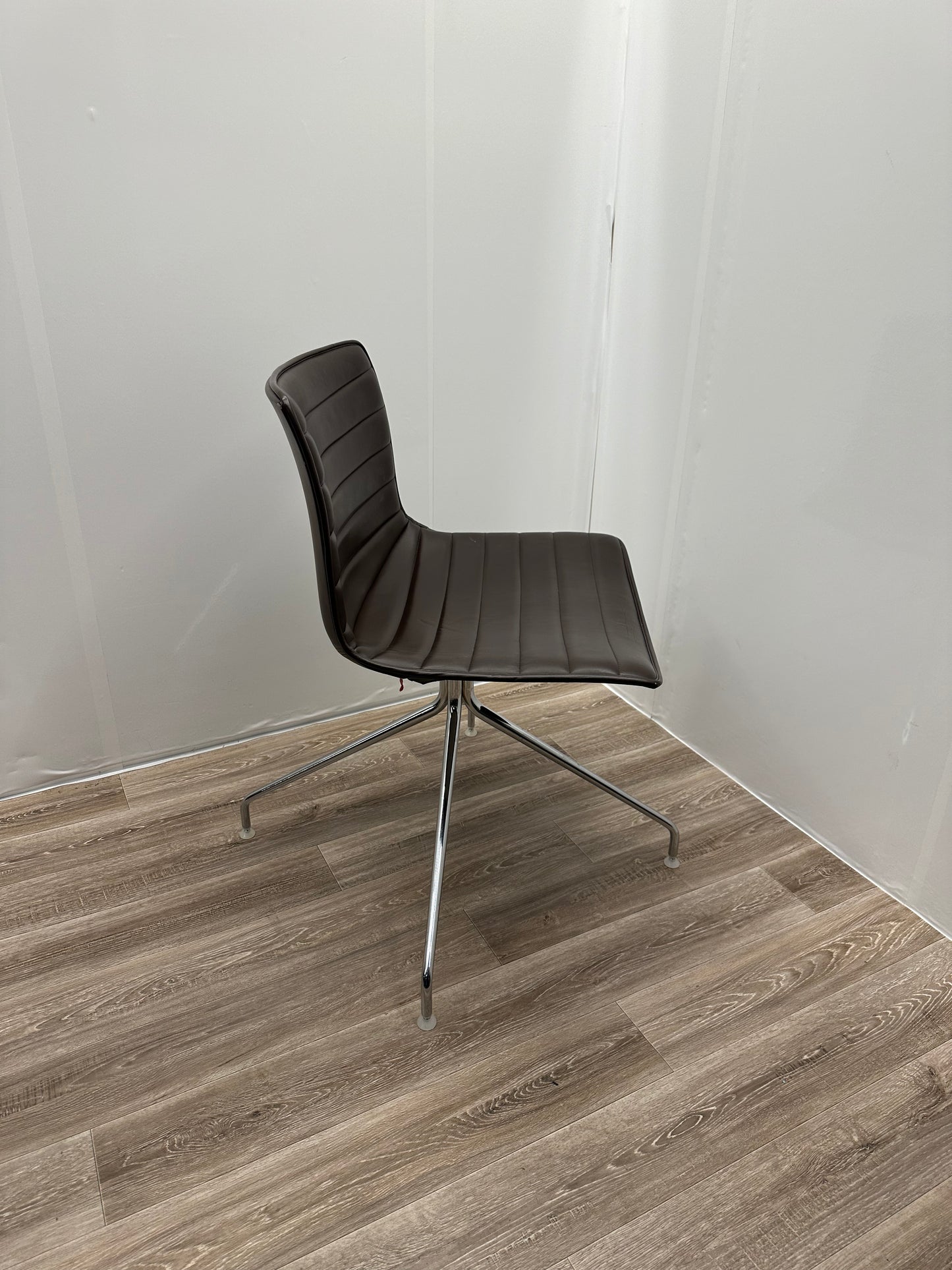 Arper Catifa 53 Designstol i brunn skinn