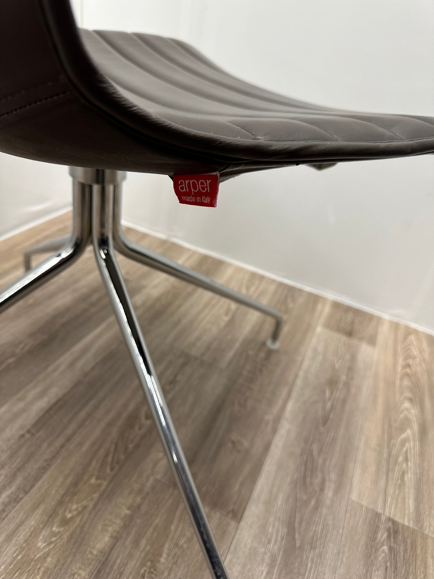 Arper Catifa 53 Designstol i brunn skinn