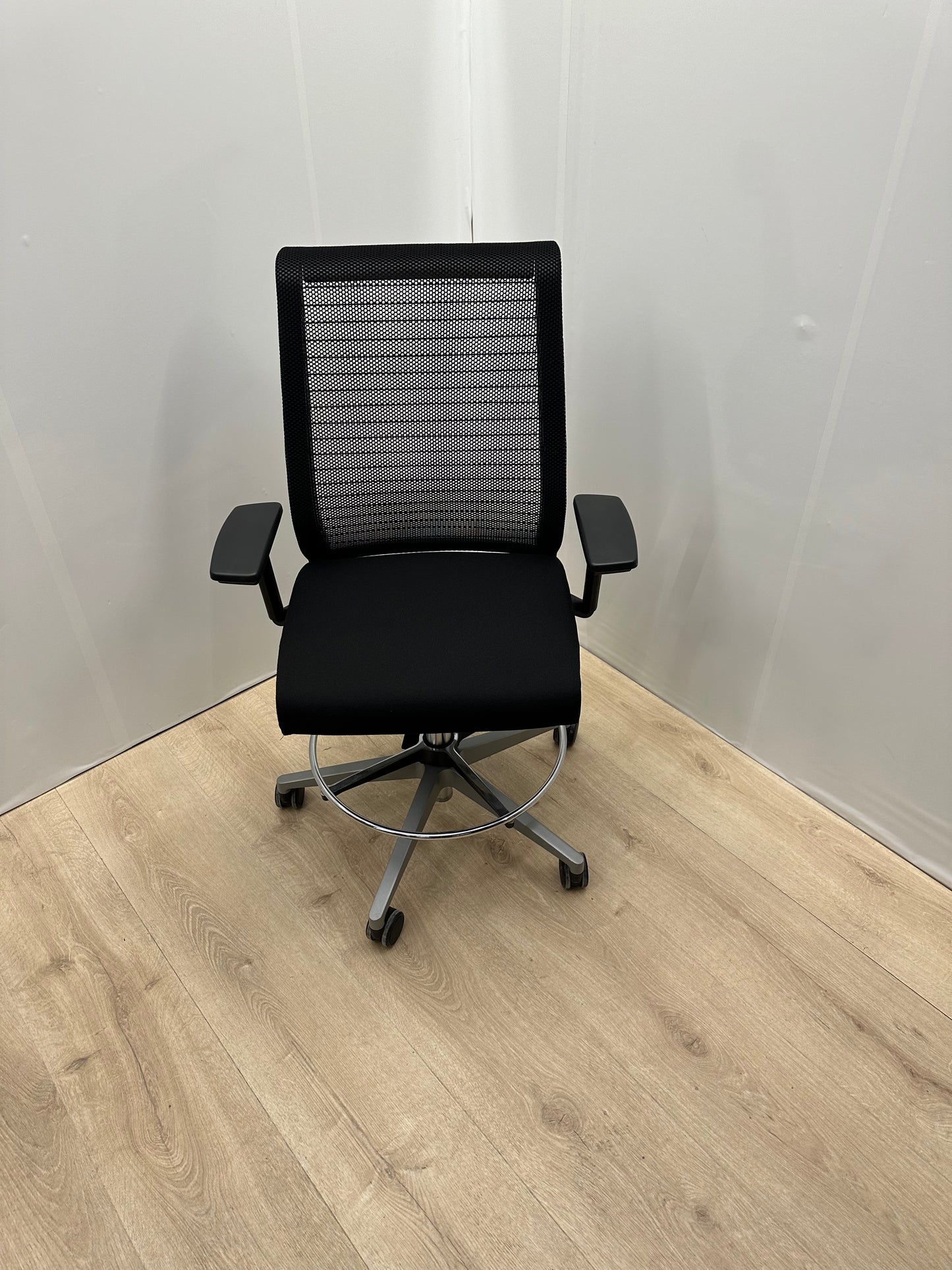 SteelCase erkonomisk kontorstol med fotstøtte