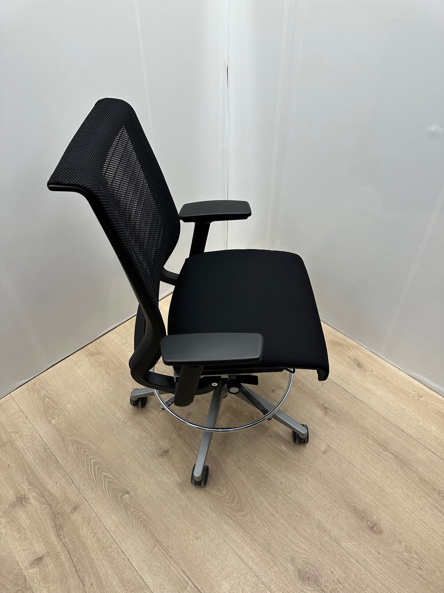 SteelCase erkonomisk kontorstol med fotstøtte